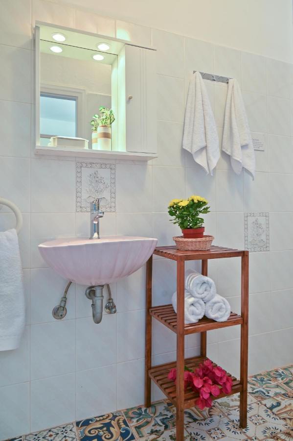 Villa Ireni Waterfont ฟิสคาร์โด ภายนอก รูปภาพ